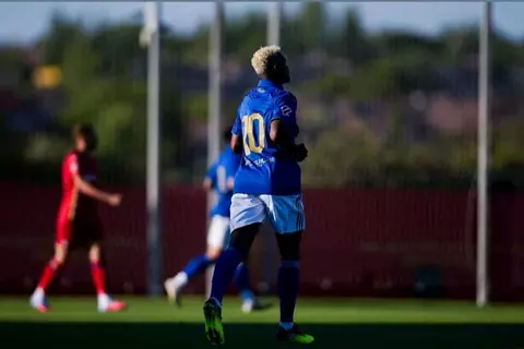 ريال أوفييدو الإسباني يمنح الرقم 10 للمصري هيثم حسن